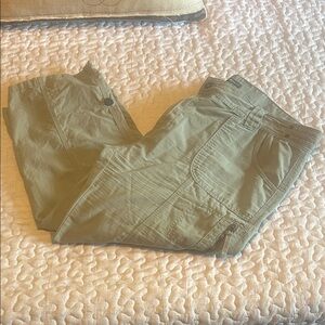 Eddie Bauer Cargo Capri/ Crop Pants. Roll
Leg Utility